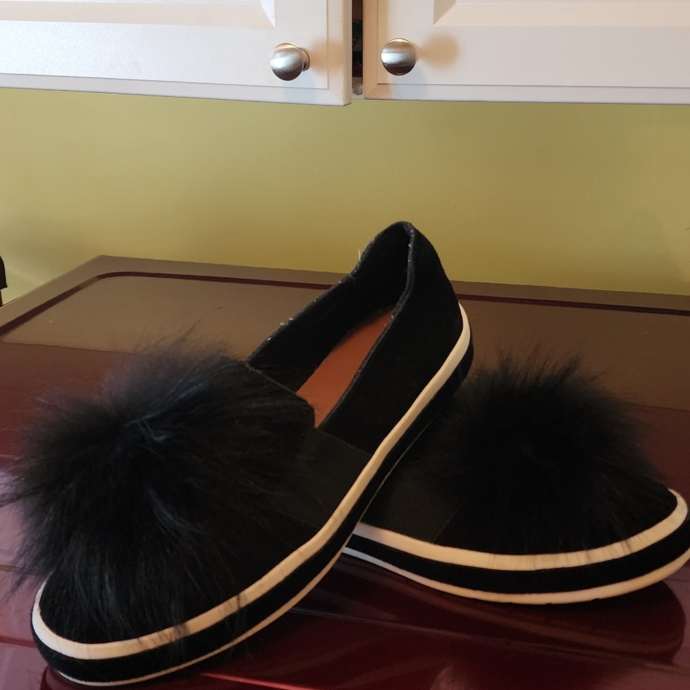 Sondra Roberts Sneakers size 6.5 / blk suede upper / Fur Pom Pom / EUC